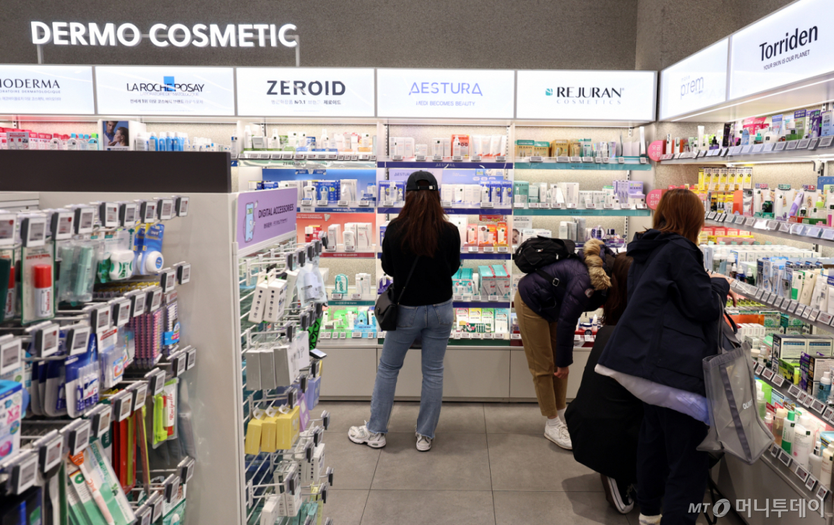 화장품 용기의 핵심 원자재인 나프타 가격의 변동성이 커지자, 중소 제조업체를 중심으로 생산 중단과 단가 인상 공지가 이어지고 있다. K-뷰티 인기를 타고 수출 확대가 예상되는 가운데 수급 차질로 타격을 입을지 우려되고 있다. 서울의 한 화장품 매장./사진=뉴스1.