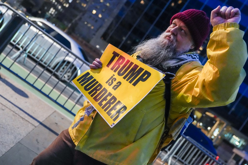 7일(현지시간) 미국 뉴욕시에서 한 미국인이 '트럼프는 살인자'라는 푯말을 들고 미국-이란 전쟁 반대 시위에 참여하고 있다. /AFPBBNews=뉴스1