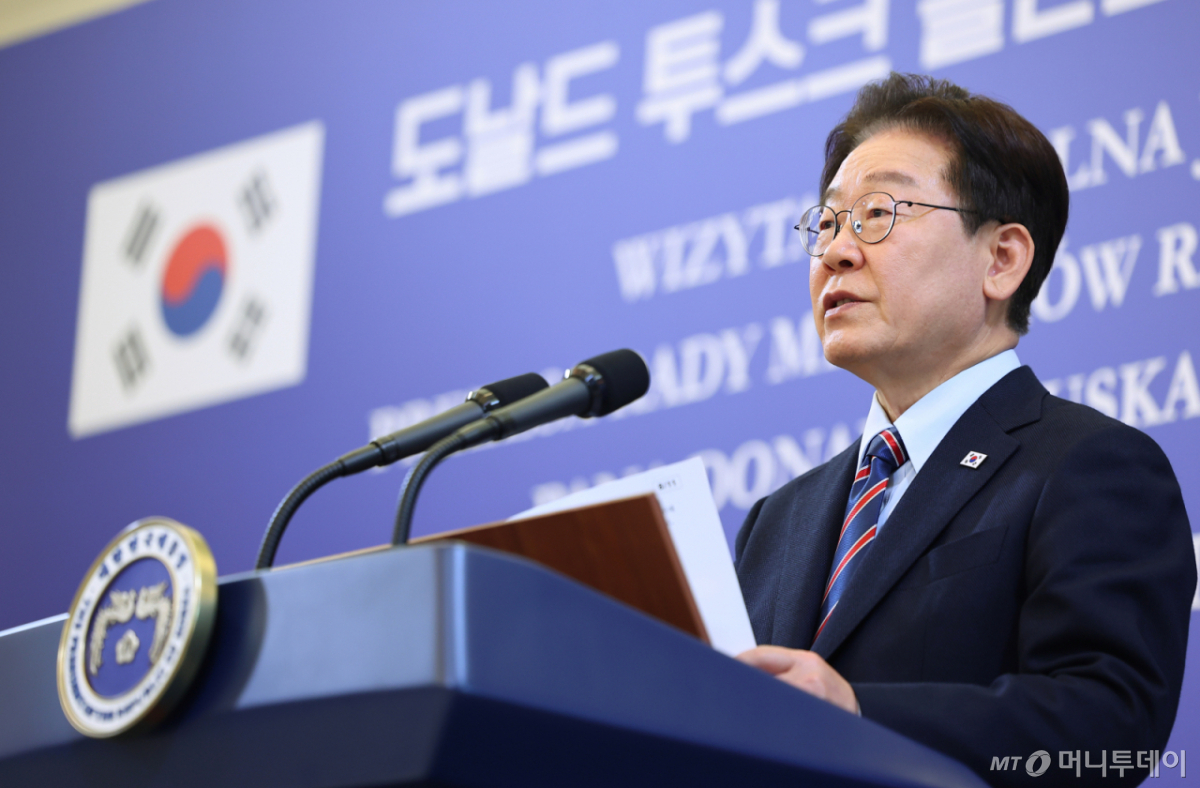 [서울=뉴시스] 고범준 기자 = 이재명 대통령이 13일 청와대에서 도날드 투스크 폴란드 총리와 한-폴란드 공동언론발표를 하고 있다. 2026.04.13. bjko@newsis.com /사진=