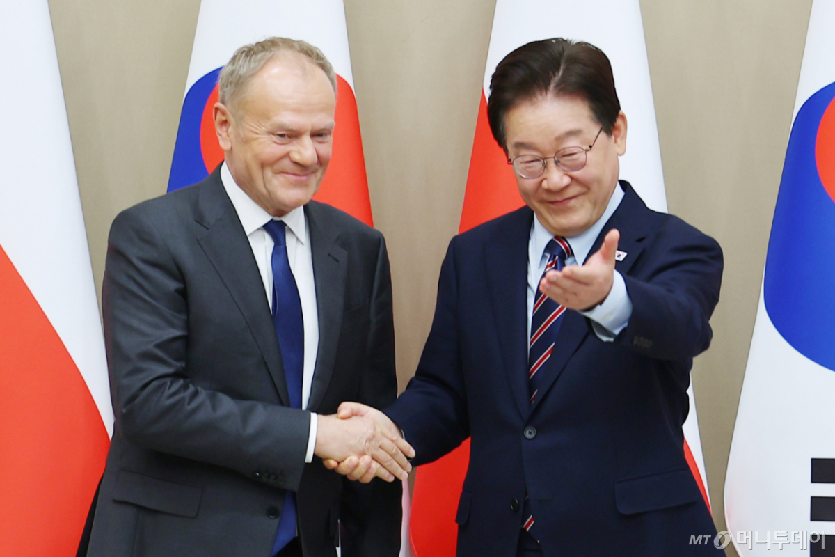 [서울=뉴시스] 고범준 기자 = 이재명 대통령과 도날드 투스크 폴란드 총리가 13일 청와대에서 열린 한-폴란드 정상회담에서 기념촬영을 마친 뒤 자리 안내를 하고 있다. 2026.04.13. bjko@newsis.com /사진=