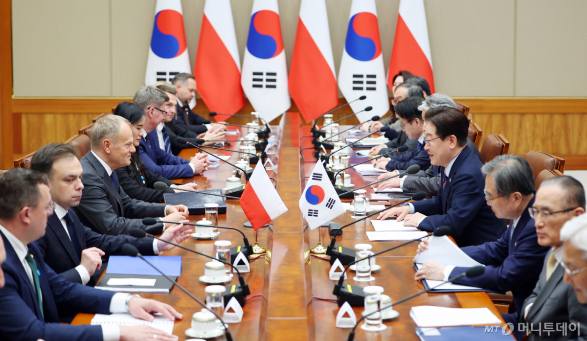 [서울=뉴시스] 고범준 기자 = 이재명 대통령과 도날드 투스크 폴란드 총리가 13일 청와대에서 한-폴란드 정상회담을 하고 있다. 2026.04.13. bjko@newsis.com /사진=