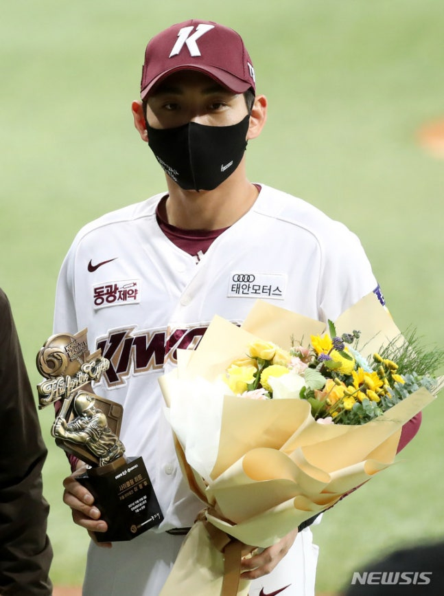 이정후가 키움 시절인 2021년 사이클링 히트 기념 트로피를 받고 있다. /사진=뉴시스