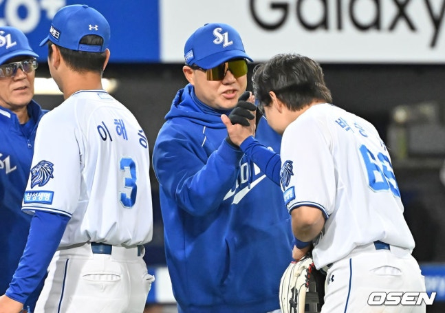 박진만(가운데) 삼성 감독이 11일 NC전 승리 후 박승규와 하이파이브 하고 있다. /사진=OSEN