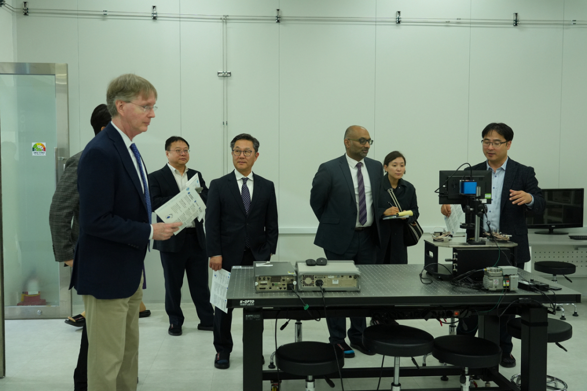 ASU 방문단이 한국공학대 제1캠퍼스 반도체종합교육센터를 둘러보고 있다./사진제공=한국공학대