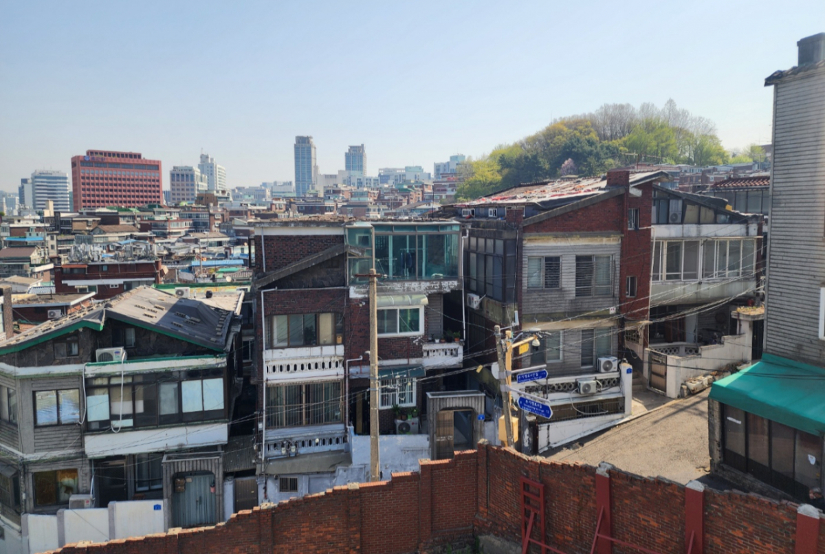 영화 '기생충' 촬영지로 알려진 아현1구역 전경. 구릉지가 심하고 반지하주택이 밀집해 있다./사진제공=배규민 기자