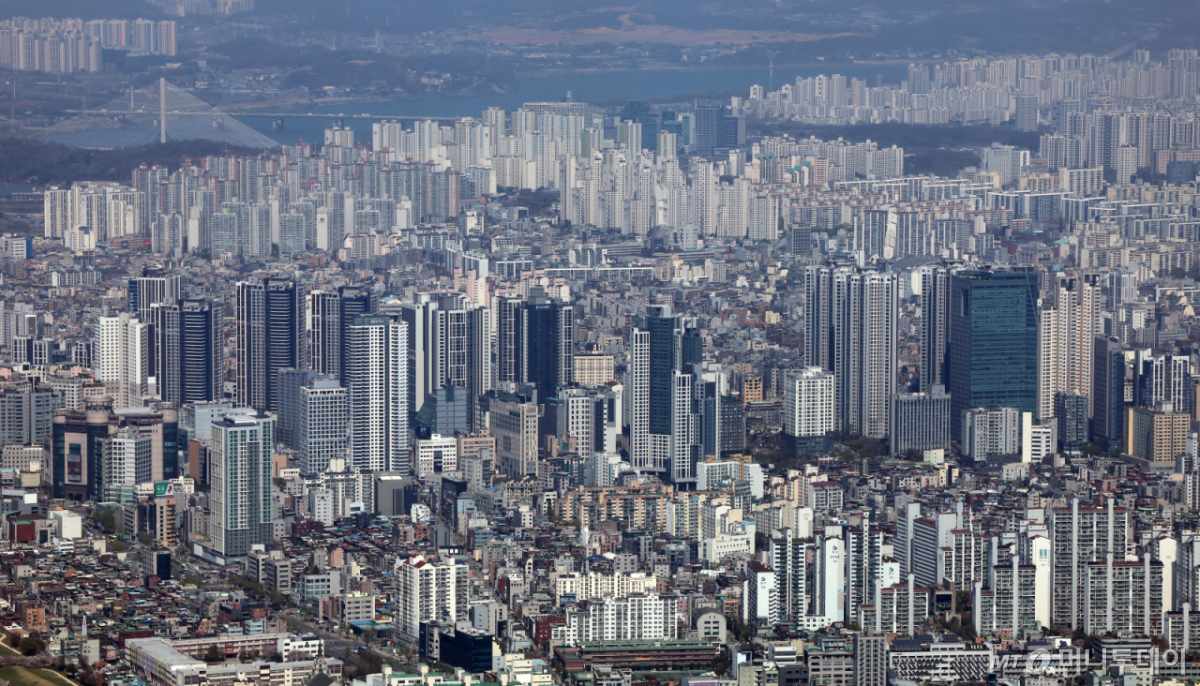 사진은 8일 서울 송파구 롯데월드 타워에서 바라본 아파트 단지. 2026.4.8/뉴스1 /사진=(서울=뉴스1) 김진환 기자