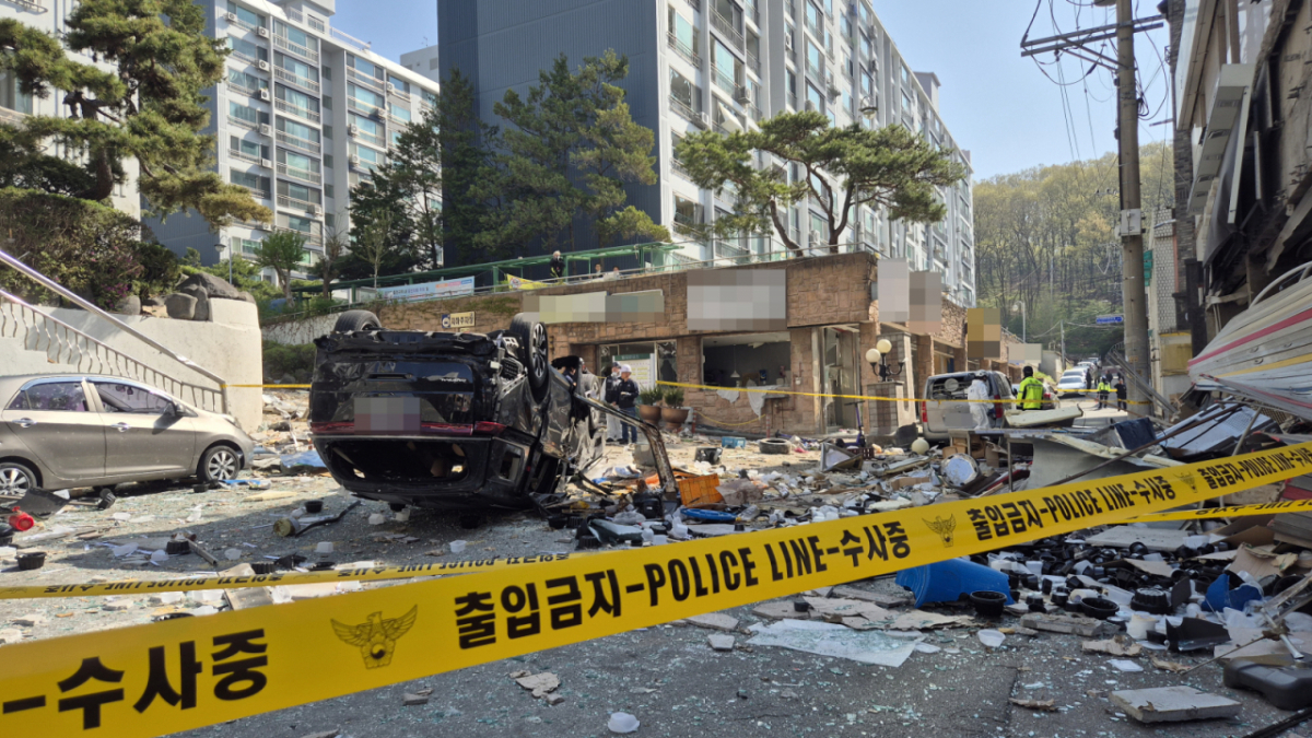 13일 새벽 충북 청주시 흥덕구 봉명동의 한 3층짜리 상가건물에서 가스 누출 추정 폭발사고가 발생해 경찰과 국립과학수사연구원이 현장 조사를 진행 중이다. /사진=뉴시스 