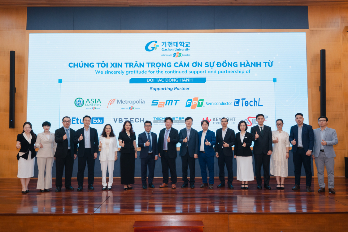 가천대와 베트남 FPT대 관계자들이 '반도체 퓨처 서밋'에서 기념촬영하고 있다./사진제공=가천대