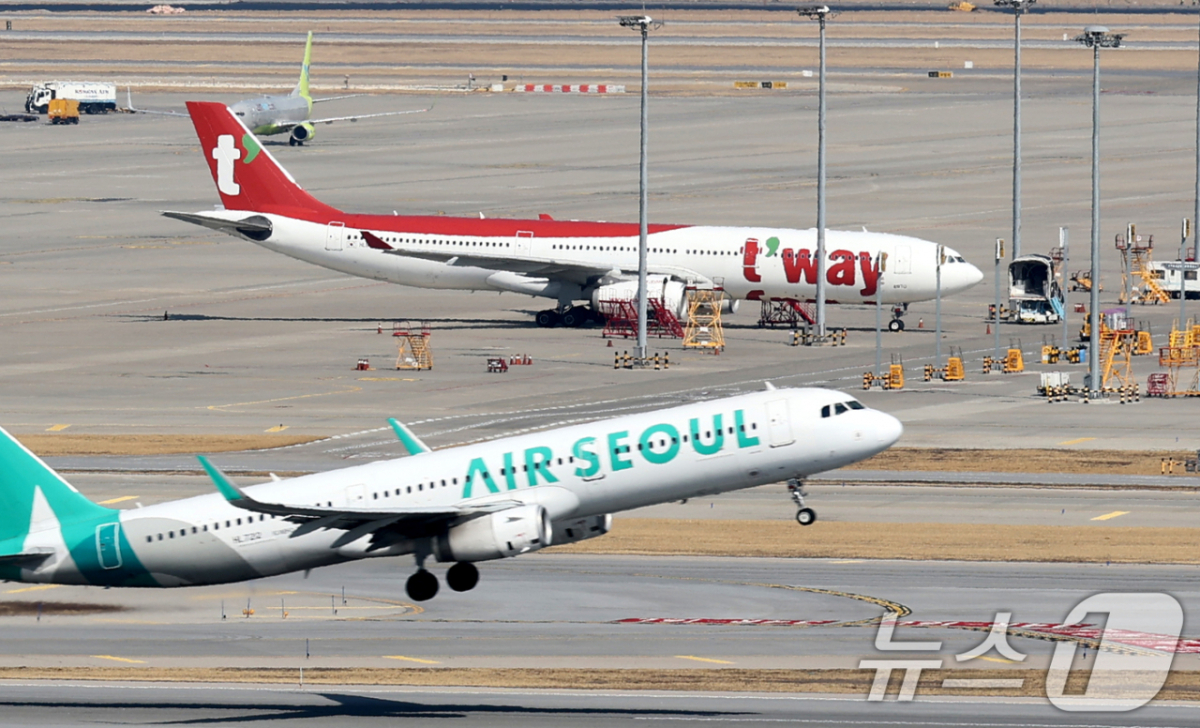 지난해 2월 27일 인천국제공항의 티웨이 항공기와 에어서울 항공기/사진= 뉴스1