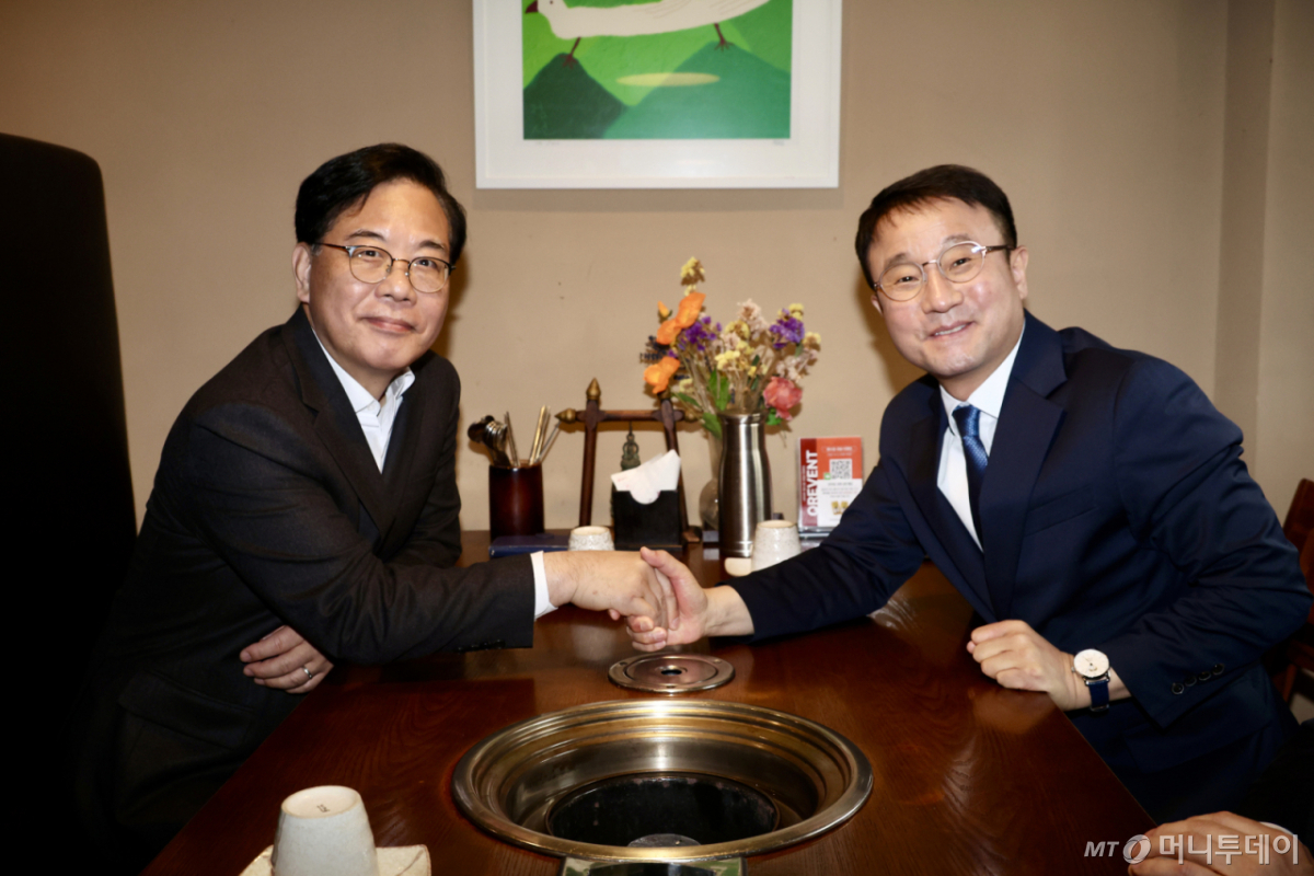 (서울=뉴스1) 이승배 기자 = 한병도 더불어민주당 원내대표와 천준호 원내수석, 송언석 국민의힘 원내대표와 유상범 원내수석이 30일 서울 영등포구의 한 식당에서 회동하고 있다. (공동취재) 2026.3.30/뉴스1 Copyright © 뉴스1. All rights reserved. 무단 전재 및 재배포, AI학습 이용 금지. /사진=(서울=뉴스1) 이승배 기자