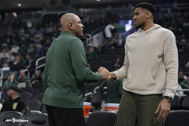 닥 리버스 감독(왼쪽)과 쿤보가 악수를 하는 모습. /AFPBBNews=뉴스1