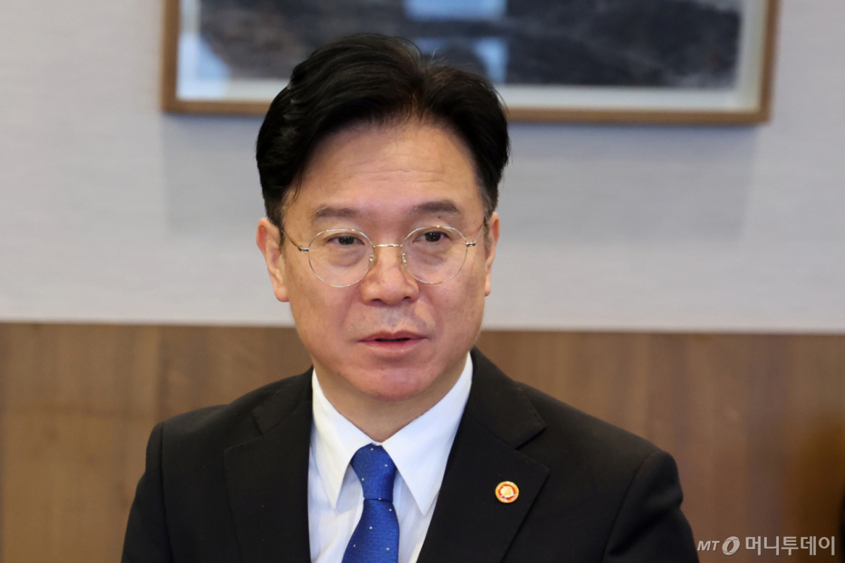 (서울=뉴스1) 황기선 기자 = 김영훈 고용노동부 장관이 26일 오전 서울 중구 프레스센터에서 열린 '제1차 노사정 대표자 만남'에서 모두발언을 하고 있다.  2026.3.26/뉴스1  Copyright © 뉴스1. All rights reserved. 무단 전재 및 재배포,  AI학습 이용 금지. /사진=(서울=뉴스1) 황기선 기자