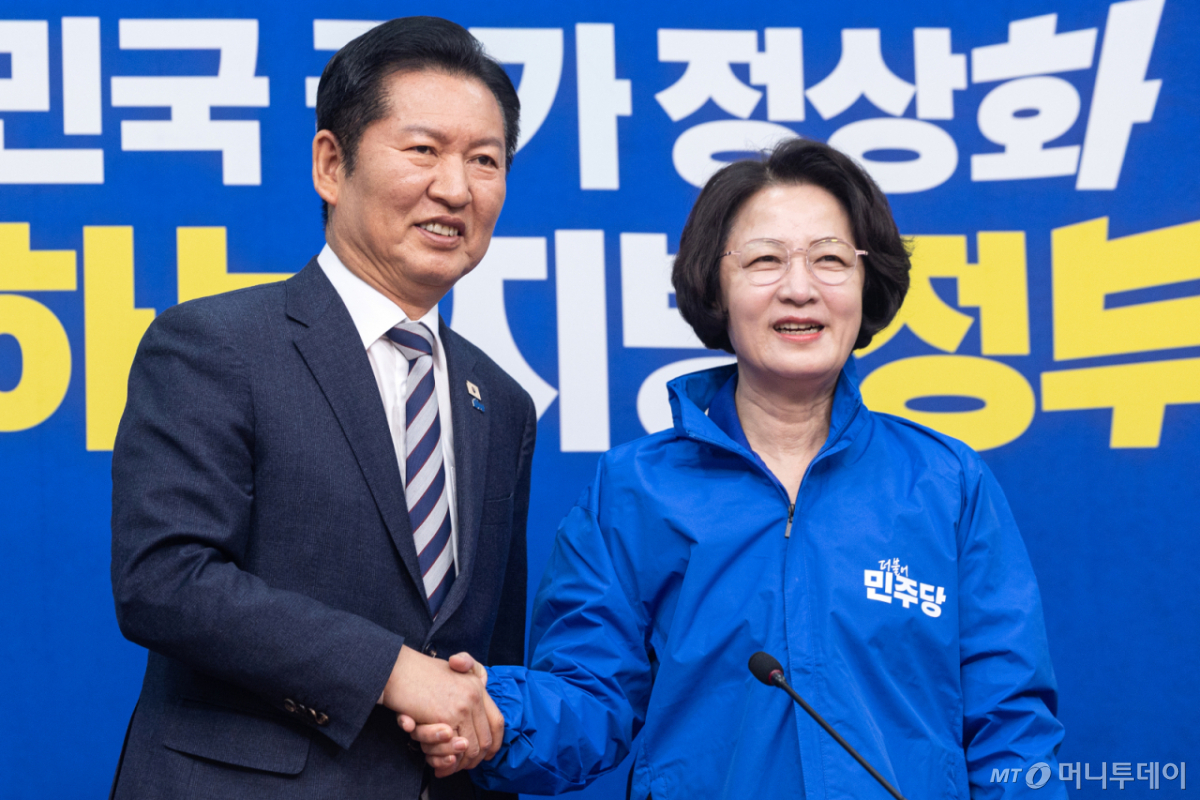 (서울=뉴스1) 이승배 기자 = 정청래 더불어민주당 대표가 13일 서울 여의도 국회에서 열린 경기도지사 후보 환영식에서 추미애 후보와 기념촬영하고 있다. 2026.4.13/뉴스1 Copyright © 뉴스1. All rights reserved. 무단 전재 및 재배포, AI학습 이용 금지. /사진=(서울=뉴스1) 이승배 기자