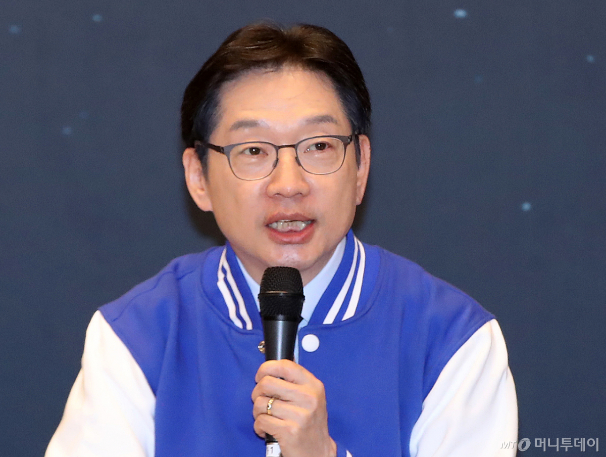 (진주=뉴스1) 윤일지 기자 = 김경수 더불어민주당 경남도지사 예비후보가 18일 오후 경남 진주 충무공동 MBC컨벤션진주에서 열린 민생 현장 최고위원회의에서 발언을 하고 있다. 2026.3.18/뉴스1 Copyright © 뉴스1. All rights reserved. 무단 전재 및 재배포, AI학습 이용 금지. /사진=(진주=뉴스1) 윤일지 기자