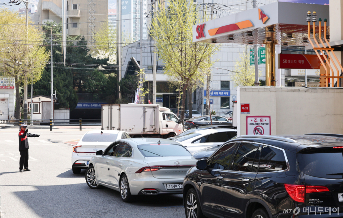 (서울=뉴스1) 최지환 기자 = 3차 석유 최고가격제 발표를 하루 앞둔 8일 주변 주유소보다 시세가 저렴한 서울 시내 한 주유소가 이용객으로 북적이고 있다. 2026.4.8/뉴스1  Copyright © 뉴스1. All rights reserved. 무단 전재 및 재배포,  AI학습 이용 금지. /사진=(서울=뉴스1) 최지환 기자