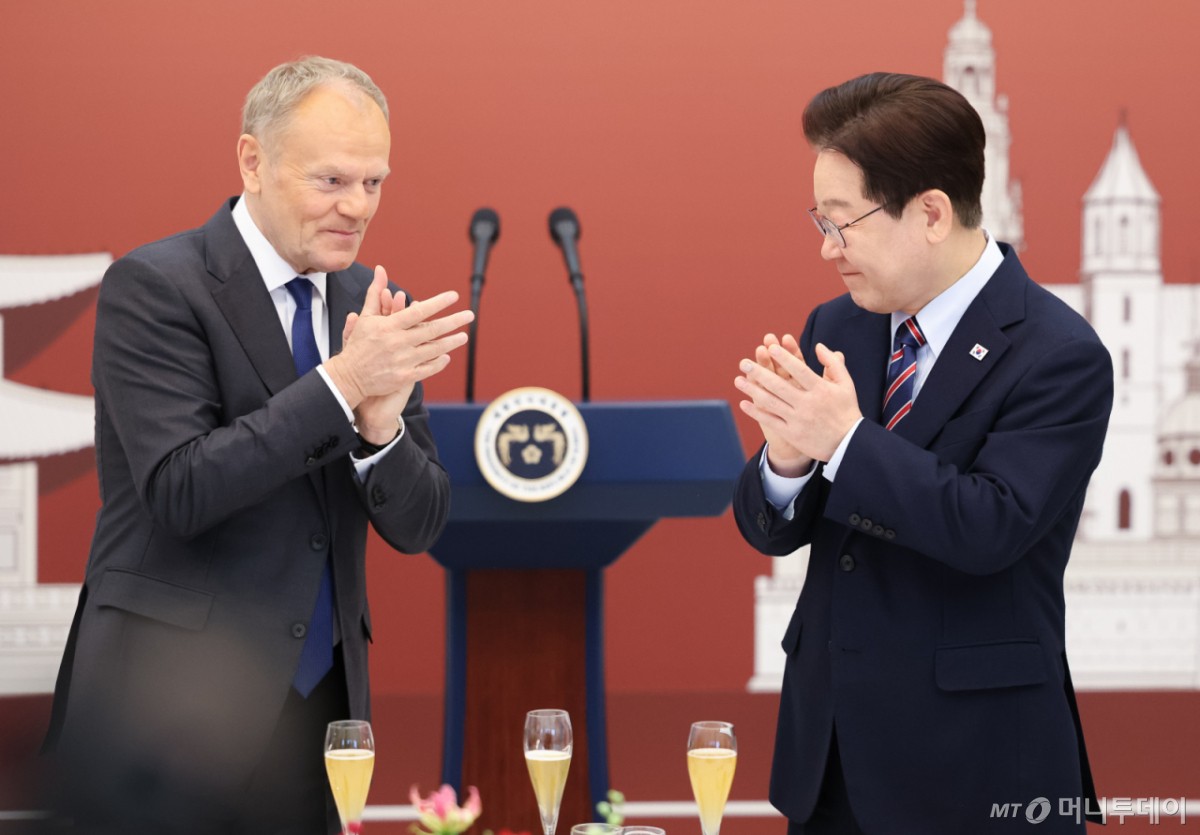 (서울=뉴스1) 허경 기자 = 이재명 대통령과 도날드 투스크 폴란드 총리가 13일 청와대에서 열린 공식 오찬에서 건배를 한 후 박수를 치고 있다. 2026.4.13/뉴스1  Copyright © 뉴스1. All rights reserved. 무단 전재 및 재배포,  AI학습 이용 금지. /사진=(서울=뉴스1) 허경 기자