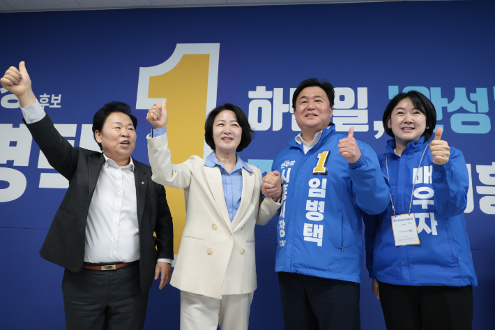 왼쪽부터 문정복 더불어민주당 최고위원과 추미애 민주당 경기지사 후보, 임병택 시흥시장 예비후보와 부인 김보영씨./사진제공=임병택 선거캠프