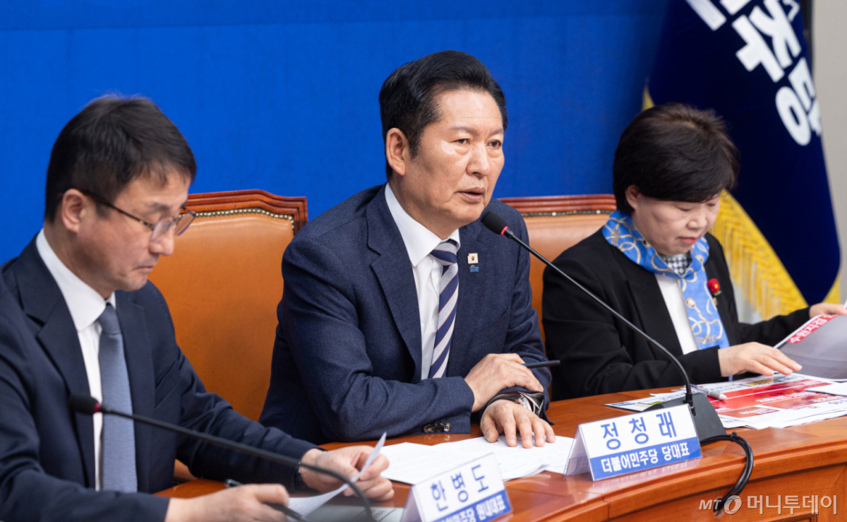 (서울=뉴스1) 이승배 기자 = 정청래 더불어민주당 대표가 13일 서울 여의도 국회에서 열린 윤석열 정권 정치검찰 조작기소 의혹 사건 진상규명 국정조사특별위원회 중간 보고회에서 모두발언하고 있다. 2026.4.13/뉴스1 Copyright © 뉴스1. All rights reserved. 무단 전재 및 재배포, AI학습 이용 금지. /사진=(서울=뉴스1) 이승배 기자