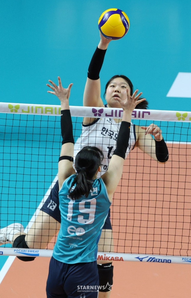 이지윤(위)의 경기 모습. /사진=스타뉴스