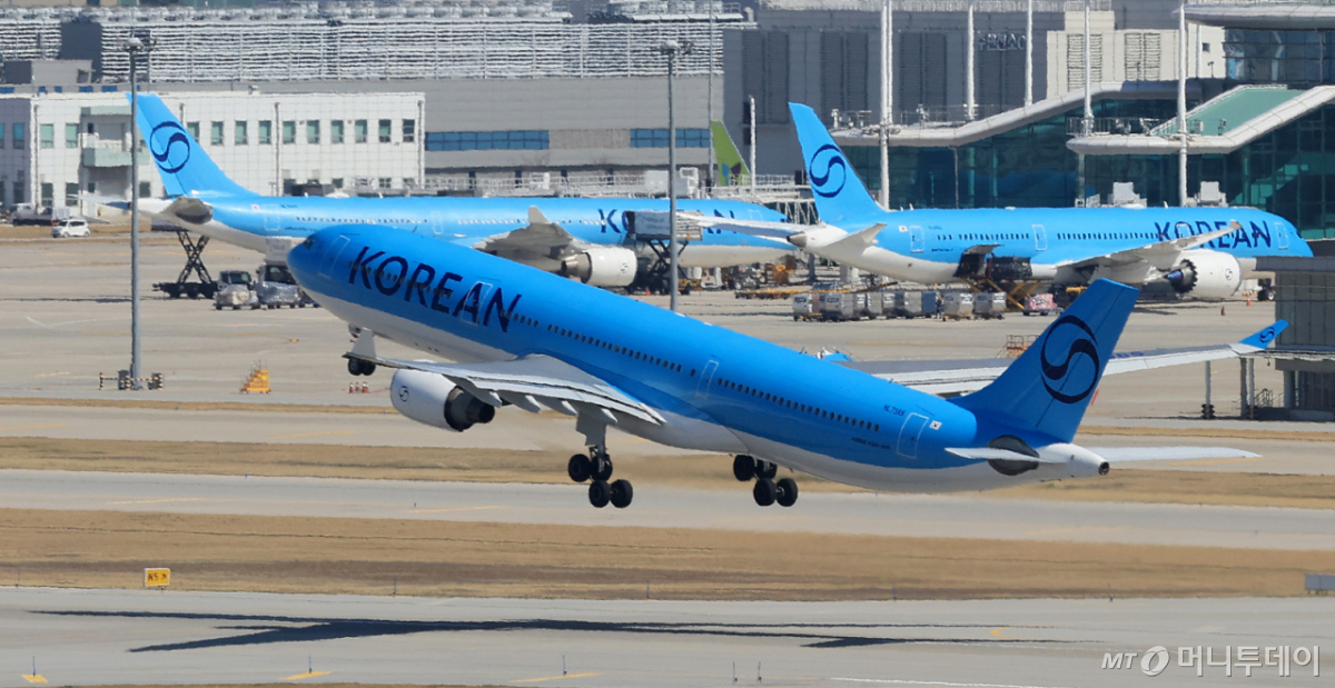 지난 7일 인천국제공항 계류장에서 항공기가 이륙하고 있다. /사진= 뉴스1