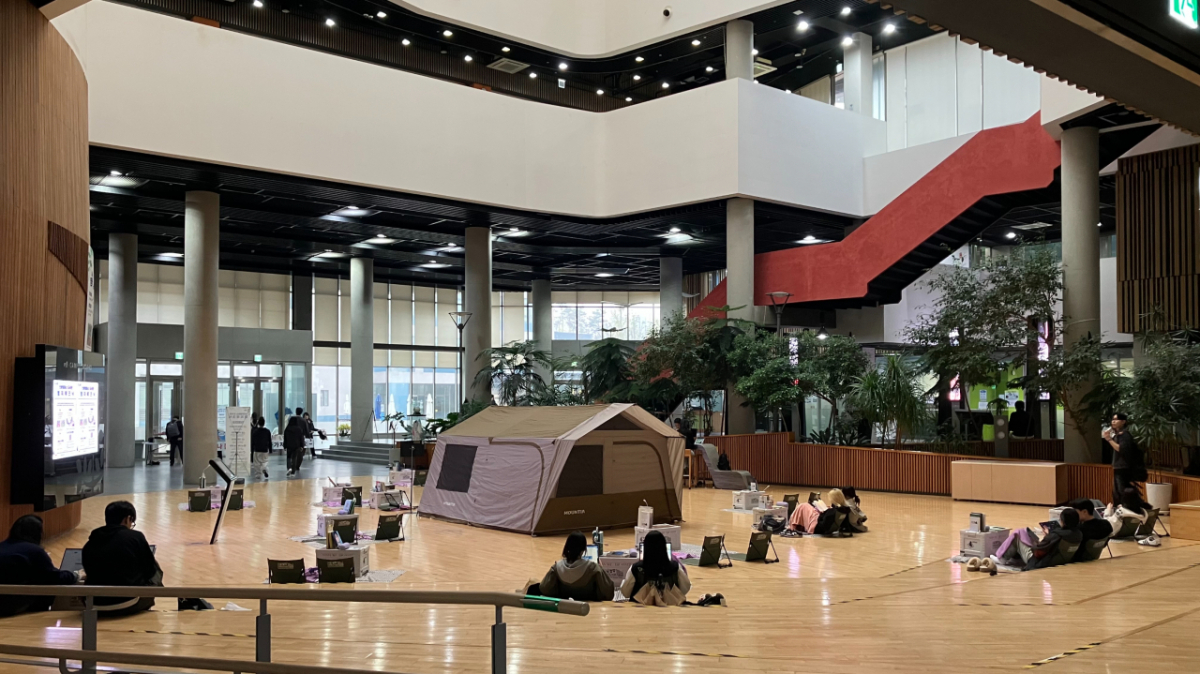 명지대학교 인문캠퍼스 도서관이 지난 7일부터 9일까지 사흘간 인문캠퍼스 전역에서 야외도서관 행사 '명지북크닉(Book+Picnic)'을 개최했다고 13일 밝혔다./사진제공=명지대학교