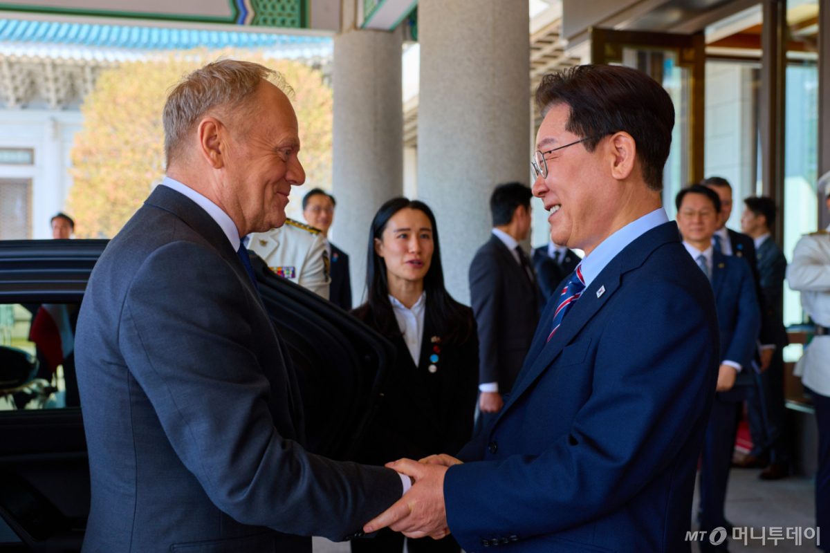 (서울=뉴스1) 이재명 기자 = 이재명 대통령이 13일 청와대에서 도날드 투스크 폴란드 총리를 영접하고 있다. (청와대 제공. 재판매 및 DB 금지) 2026.4.13/뉴스1  Copyright © 뉴스1. All rights reserved. 무단 전재 및 재배포,  AI학습 이용 금지. /사진=(서울=뉴스1) 이재명 기자