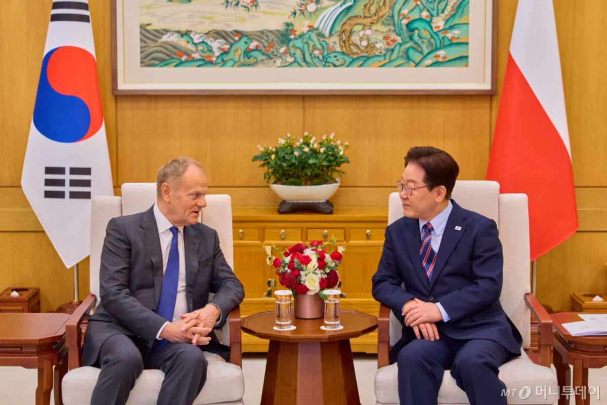 [서울=뉴시스] 최동준 기자 = 이재명 대통령과 도날드 투스크 폴란드 총리가 13일 청와대에서 한-폴란드 소인수 정상회담을 하고 있다. (사진=청와대 제공) 2026.04.13. photo@newsis.com  *재판매 및 DB 금지 /사진=최동준