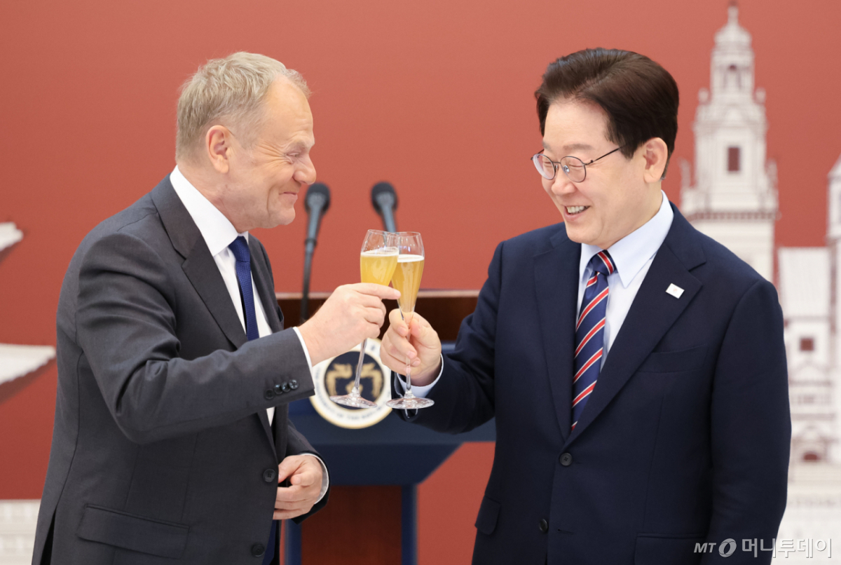 [서울=뉴시스] 고범준 기자 = 이재명 대통령과 도날드 투스크 폴란드 총리가 13일 청와대에서 열린 한-폴란드 공식오찬에서 건배를 하고 있다. 2026.04.13. bjko@newsis.com /사진=