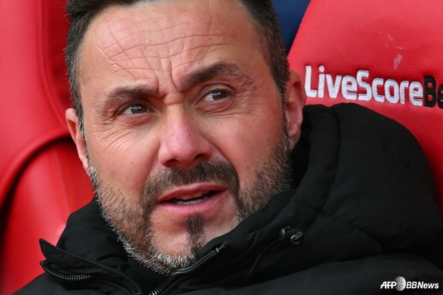 로베르토 데 제르비 토트넘 홋스퍼 신임 감독이 얼굴을 찡그리고 있다. /AFPBBNews=뉴스1