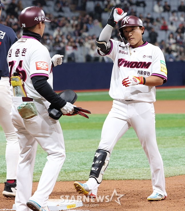 수술대에 오르는 김태진(오른쪽). /사진=김진경 대기자