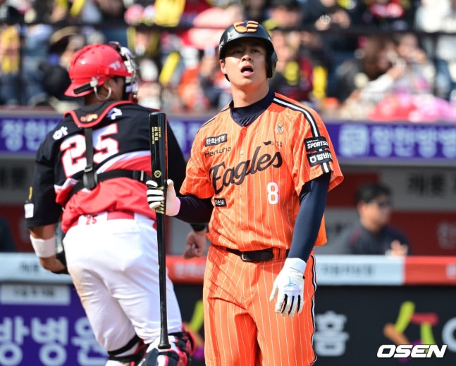 지난 11일 경기서 삼진을 당한 뒤 아쉬워하는 노시환.