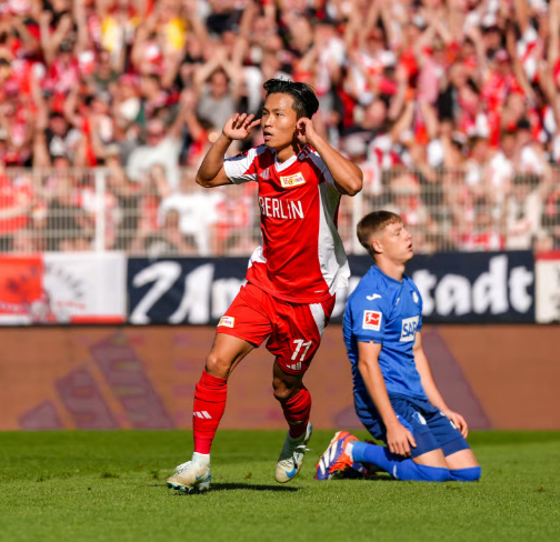 정우영(왼쪽)이 2024~2025 독일 분데스리가 4라운드 호펜하임전에서 득점을 터트린 뒤 세리머니하고 있다. /사진=우니온 베를린 공식 사회관계망서비스(SNS)