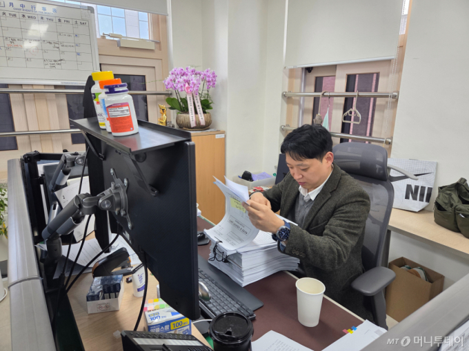 홍종현 서울경찰청 광역범죄수사대 경감이 서울 마포구 광역수사단 사무실 안에서 업무 파일을 살펴보는 모습./사진=김서현 기자. 