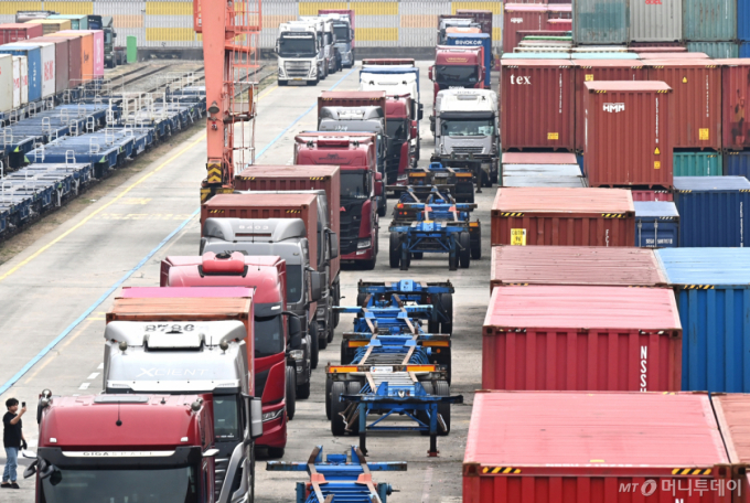 중동 사태로 인한 고유가 여파로 물류업계 부담이 커진 30일 경기 의왕시 내륙컨테이너기지(ICD)에 대형 화물차들이 줄지어 멈춰서 있다. /사진=뉴시스