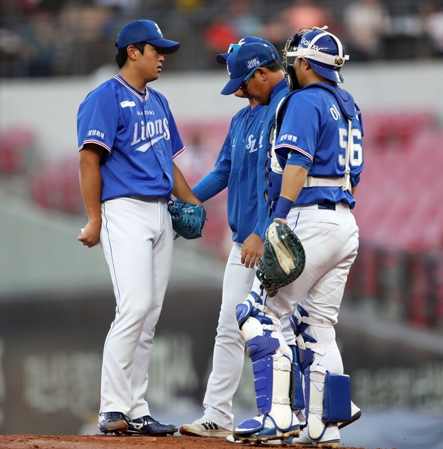 2019시즌 양창섭과 대화를 나누고 있는 오치아이 당시 삼성 코치. /사진=삼성 라이온즈