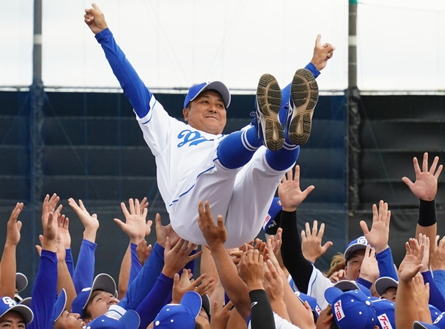 2025시즌 오치아이 당시 주니치 2군 감독이 선수들에게 헹가래를 받고 있다. /사진=주니치 드래곤즈 공식 SNS