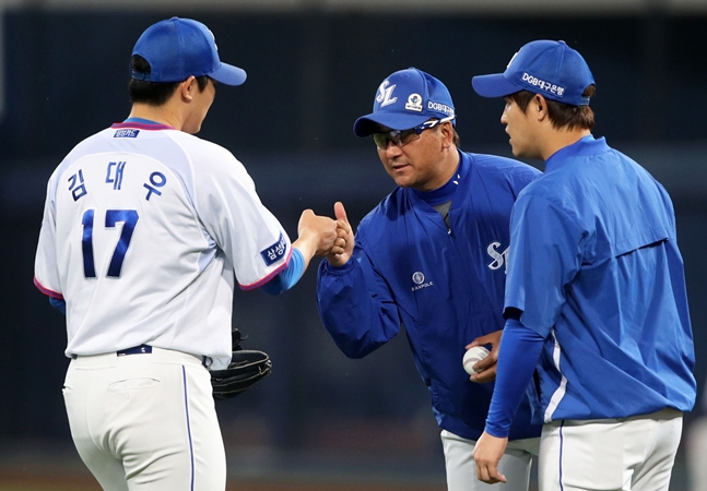 2019시즌 김대우(왼쪽)와 대화를 나누고 있는 오치아이 코치(가운데). /사진=삼성 라이온즈