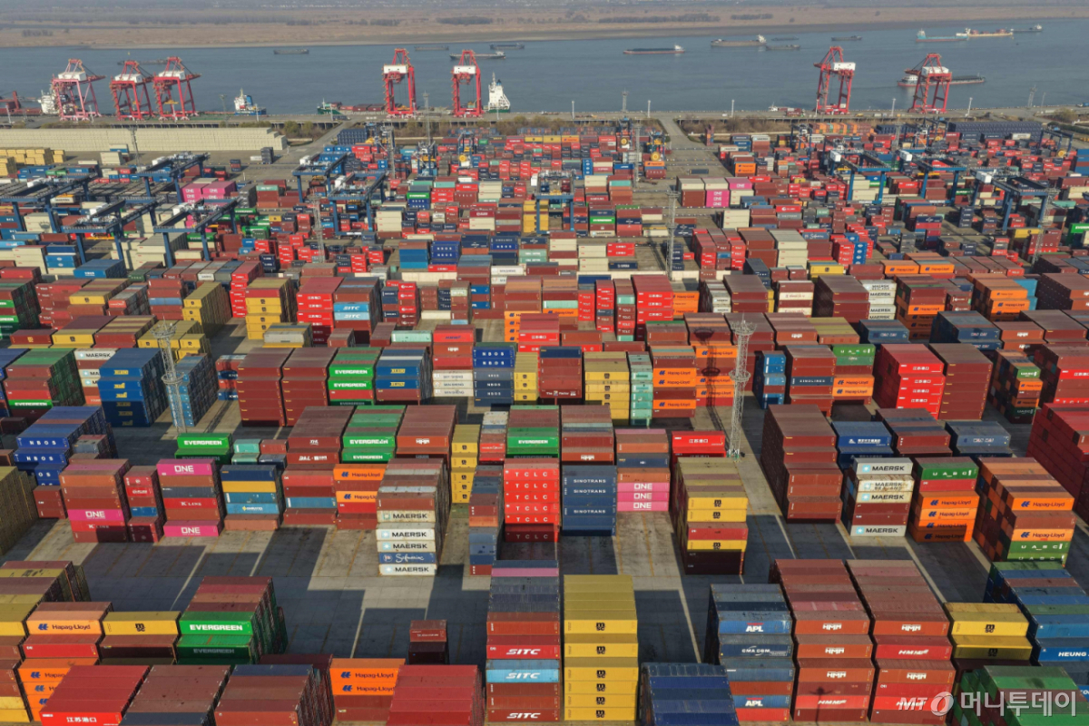 14일 중국 동부 장쑤성 난징 롱탄항에 컨테이너들이 놓여 있는 모습이 항공사진으로 포착됐다. 중국은 이날 2025년 무역 흑자가 사상 최대치를 기록했다고 발표했다. 이는 도널드 트럼프 미국 대통령의 관세 인상으로 대미 수출이 감소했음에도, 중국산 제품에 대한 세계적 수요가 견조하게 유지된 결과라고 중국 당국은 설명했다. 2026.01.14. ⓒ AFP=뉴스1 Copyright © 뉴스1. All rights reserved. 무단 전재 및 재배포, AI학습 이용 금지.