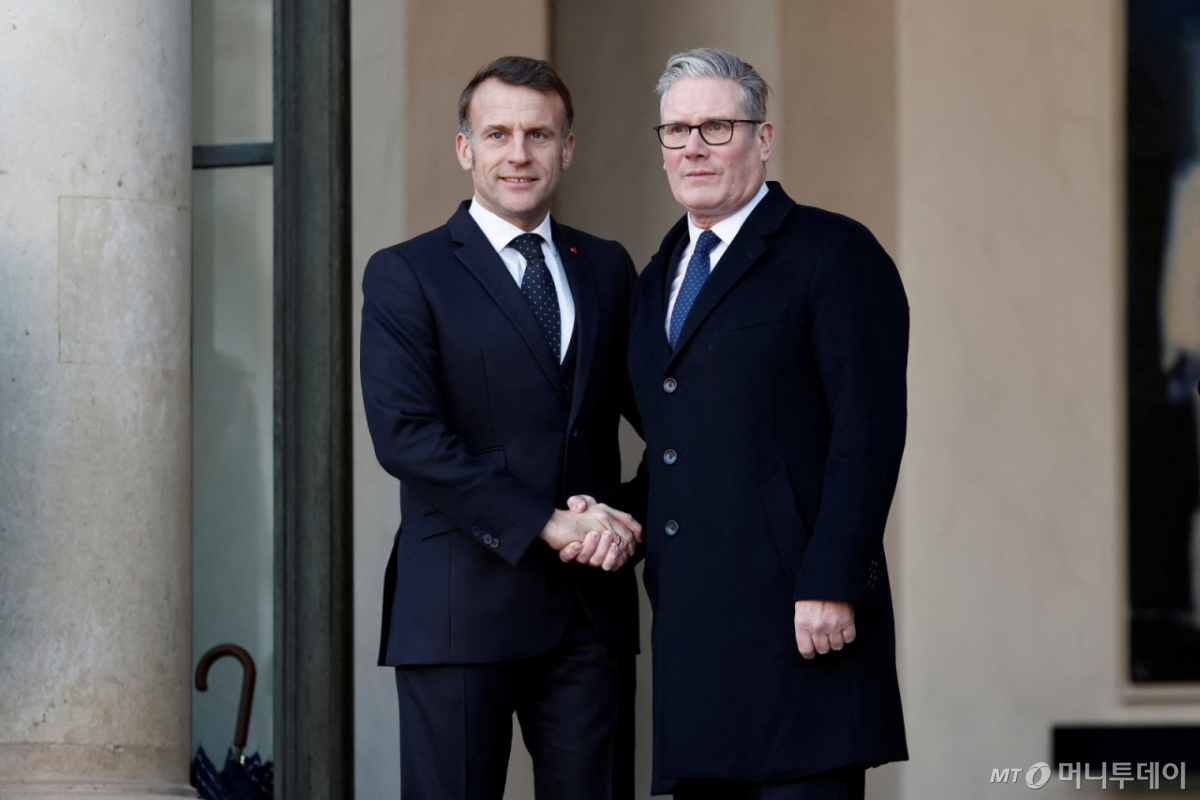 (파리 로이터=뉴스1) 강민경 기자 = 에마뉘엘 마크롱 프랑스 대통령과 키어 스타머 영국 총리가 6일 파리 엘리제궁에서 열릴 '의지의 연합' 정상회의에 앞서 악수를 나누며 기념 촬영을 하고 있다. 2026.1.6 ⓒ 로이터=뉴스1 Copyright © 뉴스1. All rights reserved. 무단 전재 및 재배포, AI학습 이용 금지. /사진=(파리 로이터=뉴스1) 강민경 기자