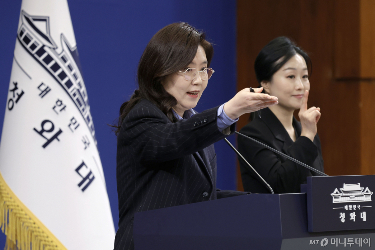 [서울=뉴시스] 최동준 기자 = 강유정 대변인이 2일 청와대에서 인사 관련 브리핑을 마친 뒤 질문을 받고 있다. 2026.02.02. photocdj@newsis.com /사진=최동준