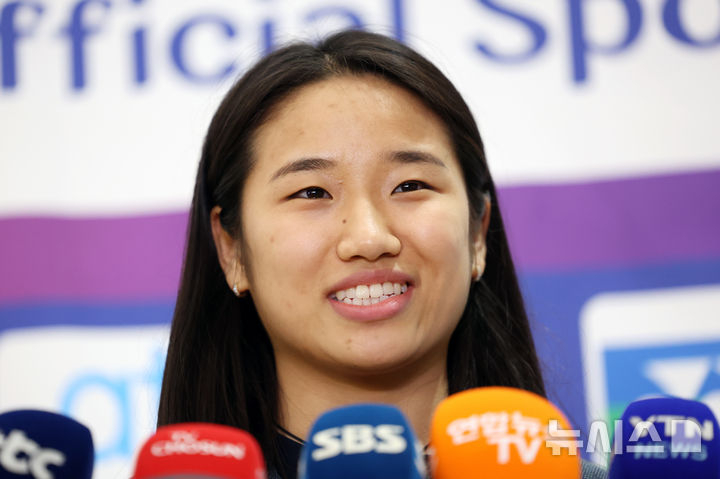 그랜드슬램을 달성한 안세영이 13일 오후 인천국제공항 제2여객터미널을 통해 귀국해 취재진 질문에 답하고 있다. /사진=뉴시스