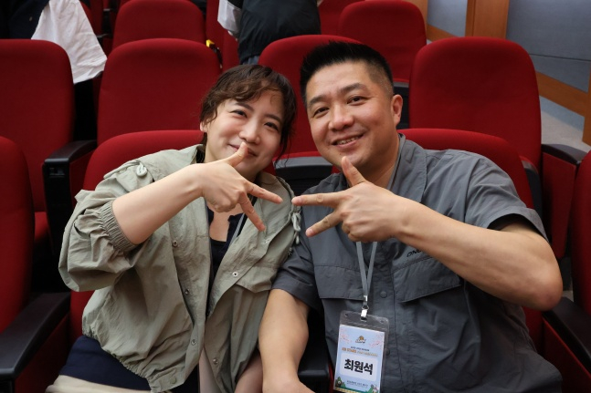 KB손해보험 스타즈 팬 최원석(오른쪽)-이진아 부부가 지난 4일 수원 KB손해보험 인재니움에서 열린 2025~2026시즌 팬미팅에 참석했다. /사진=김동윤 기자