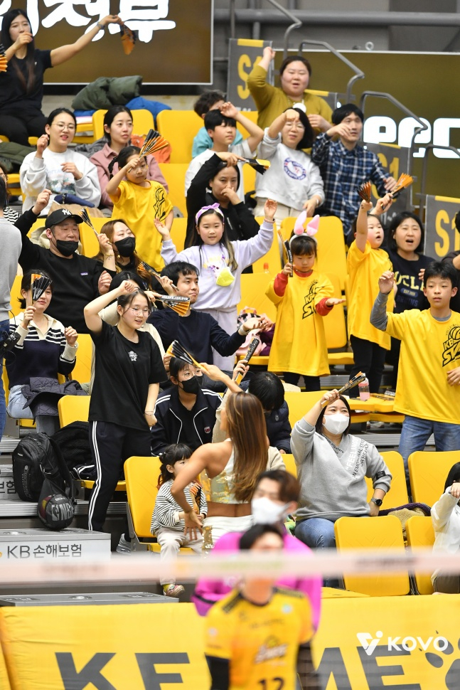 KB손해보험 팬들이 열띤 응원을 벌이고 있다. /사진=KOVO 제공