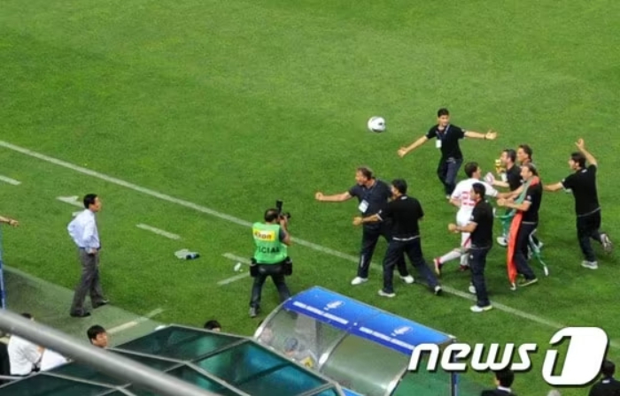 지난 2013년 6월 18일 오후 울산 문수축구경기장에서 열린 '2014 브라질월드컵 최종예선 8차전' 한국과 이란과의 경기에서 이란이 1대 0승리를 거둔 후 한국팀 벤치를 향해 주먹감자를 날리고 있다. /사진=뉴스1