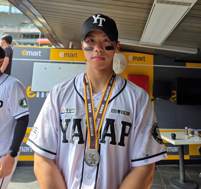 야탑고 이원영이 12일 인천SSG랜더스필드에서 열린 2026 신세계 이마트배 전국고교야구대회 준우승 후 취재진과 인터뷰에 응했다. /사진=김동윤 기자