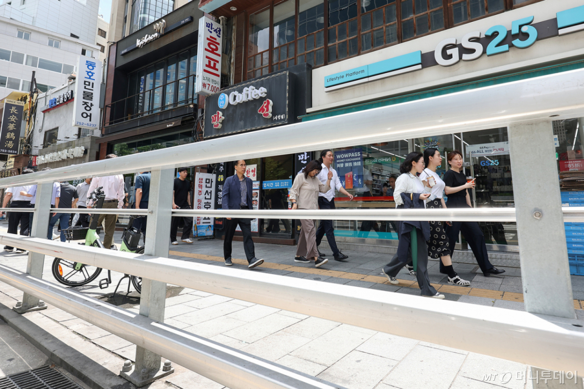 (서울=뉴스1) 민경석 기자 = 9명의 사망자를 낸 시청역 역주행 사고 발생 1주기를 맞은 1일 서울 중구의 사고현장에 차량용 방호울타리가 설치돼 있다. 서울시는 사고 이후 해당 지점엔 8톤 차량이 시속 55km, 15도 각도로 충돌해도 보행자를 보호할 수 있는 SB1 등급 차량용 방호울타리와 역주행 방지를 위한 교통안전시설을 긴급 설치했다. 2025.7.1/뉴스1 Copyright © 뉴스1. All rights reserved. 무단 전재 및 재배포, AI학습 이용 금지. /사진=(서울=뉴스1) 민경석 기자