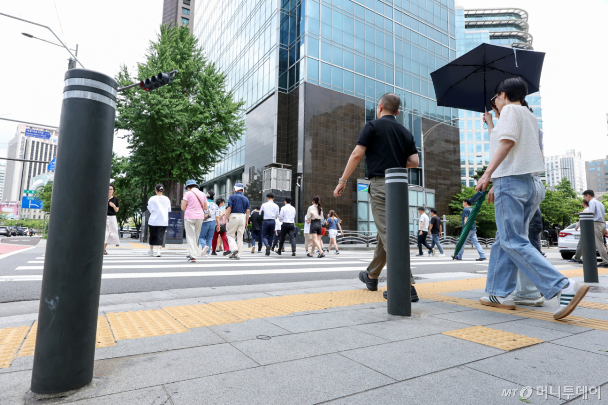 (서울=뉴스1) 민경석 기자 = 9명의 사망자를 낸 시청역 역주행 사고 발생 1주기를 맞은 1일 서울 중구의 사고현장에 볼라드(차량 진입 억제용 말뚝)가 설치돼 있다. 서울시는 사고 이후 해당 지점엔 8톤 차량이 시속 55km, 15도 각도로 충돌해도 보행자를 보호할 수 있는 SB1 등급 차량용 방호울타리와 역주행 방지를 위한 교통안전시설을 긴급 설치했다. 2025.7.1/뉴스1 Copyright © 뉴스1. All rights reserved. 무단 전재 및 재배포, AI학습 이용 금지. /사진=(서울=뉴스1) 민경석 기자