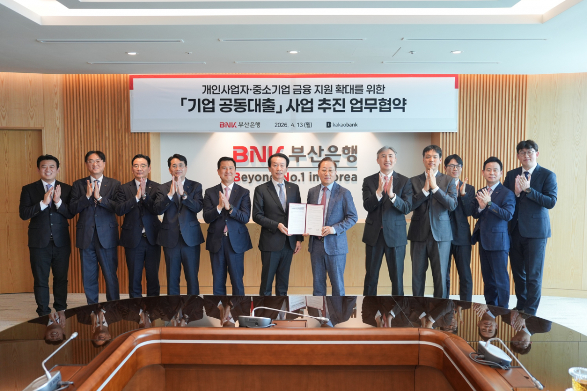 카카오뱅크 윤호영 대표이사(오른쪽 여섯 번째), 김석 뱅킹그룹장(오른쪽 다섯 번째)이 지난 13일 부산시 남구 부산은행 본점에서 열린 '중소기업 공동대출' 업무협약식에서 부산은행 김성주 은행장(왼쪽 여섯 번째), 김용규 경영기획그룹장(왼쪽 다섯 번째)를 비롯한 양사 임직원들과 기념촬영을 하고 있다. /사진제공=카카오뱅크