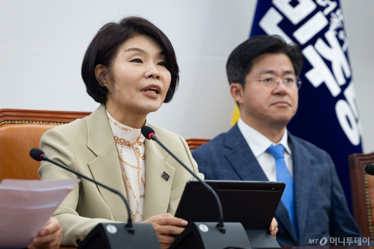 (서울=뉴스1) 유승관 기자 = 한정애 더불어민주당 정책위의장이 14일 서울 여의도 국회에서 열린 원내대책회의에서 모두 발언을 하고 있다. 2026.4.14/뉴스1 Copyright © 뉴스1. All rights reserved. 무단 전재 및 재배포, AI학습 이용 금지. /사진=(서울=뉴스1) 유승관 기자