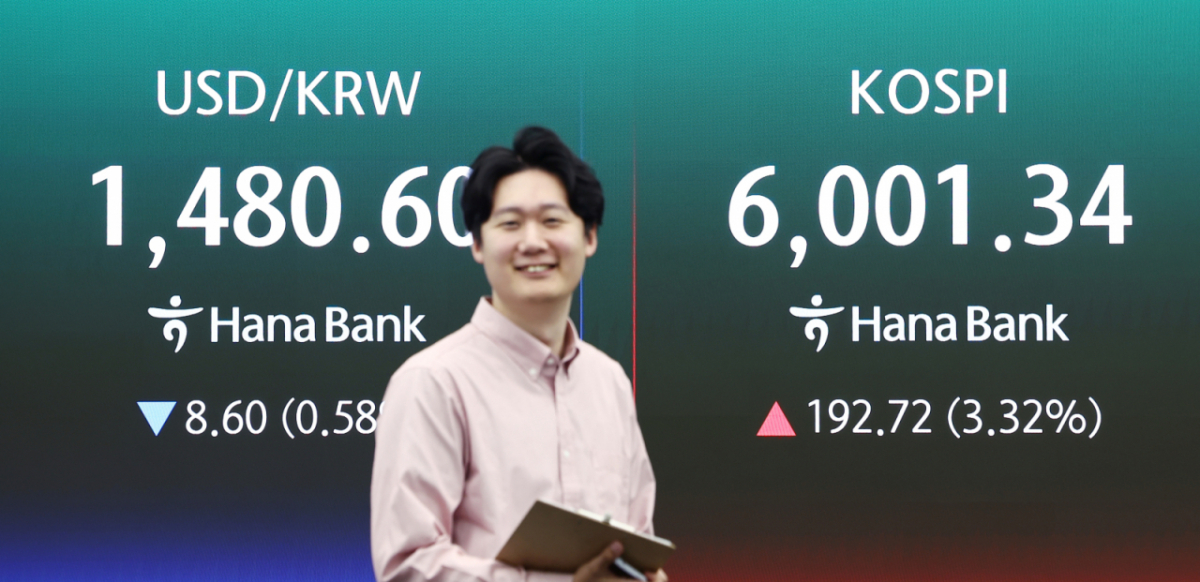 코스피가 30거래일만에 장중 6000선을 재돌파한 14일 오전 서울 중구 하나은행 본점 딜링룸 전광판에 코스피 지수 등이 나오고 있다. /사진=뉴스1